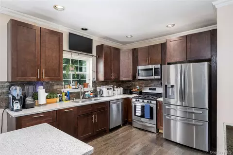 Kitchen - 8 Cedardale Loop, Wappingers Falls, NY 12590 photo 1 of 2