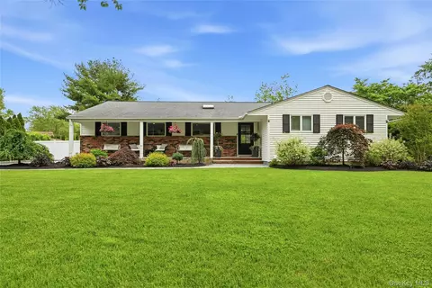 29 Kirkland Dr, Greenlawn, NY 11740