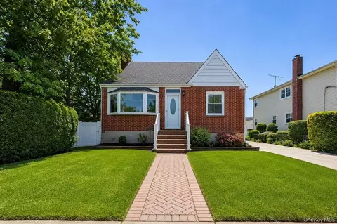 27 Alice Ct, East Rockaway, NY 11518