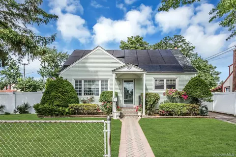 93 Gilroy Ave, Uniondale, NY 11553