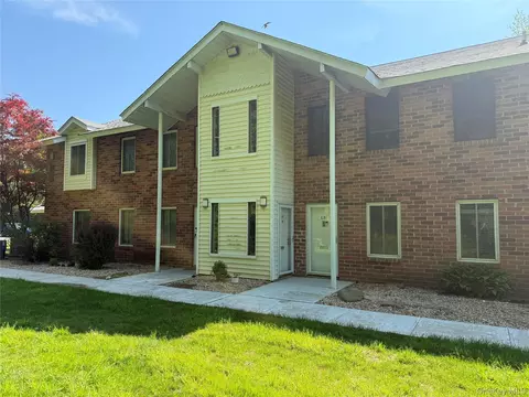 5 Laramie Ct #5, Coram, NY 11727