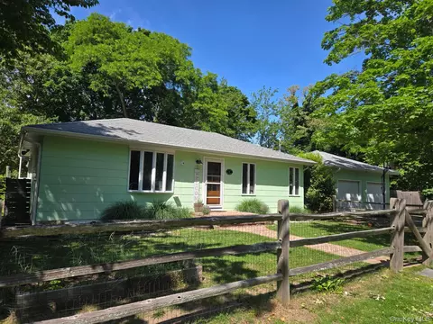 8 Hill St E, Wading River, NY 11792