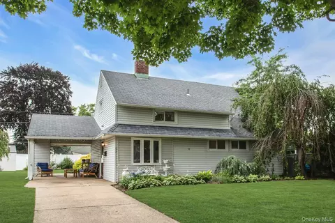 53 Elves Ln, Levittown, NY 11756
