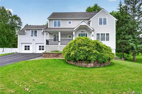 4 Bayberry Ln, Poughkeepsie, NY 12603