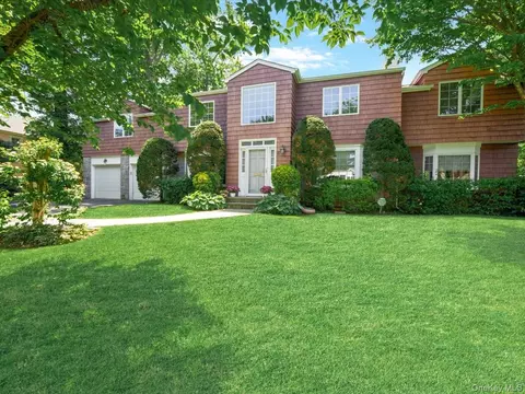 11 Round Hill Rd, North Hempstead, NY 11020