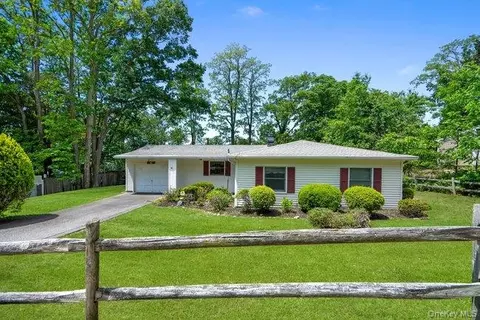 14 Campus Dr, Farmingville, NY 11738