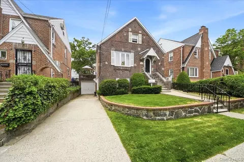 1843 Yates Ave, New York, NY 10461