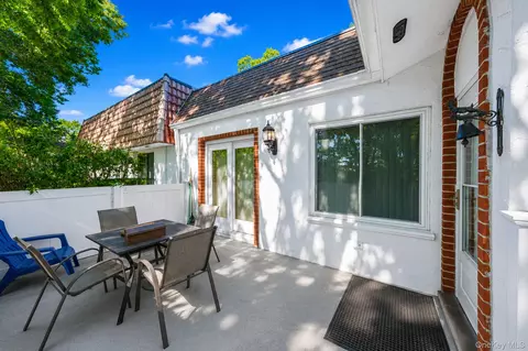 301 Birchwood Rd, Medford, NY 11763