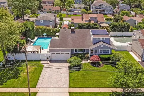 9 W Orlando St, Massapequa, NY 11758