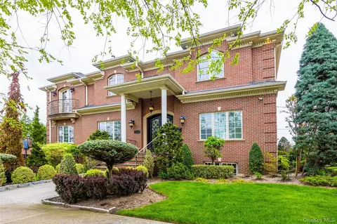 150-50 6th Ave, Whitestone, NY 11357