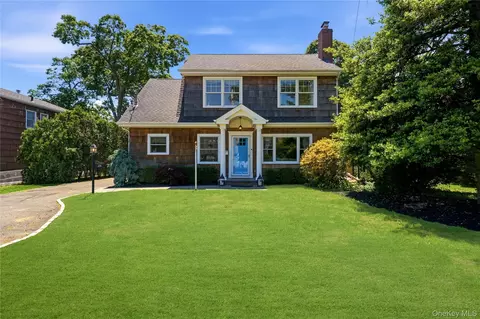 28 Hemlock Ln, Bay Shore, NY 11706