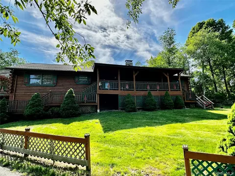 11 Cuomo Dr, Lloyd, NY 12528