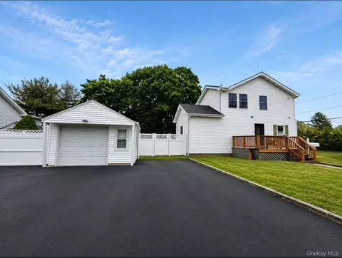 72 Peckham Ave, Islip, NY 11751