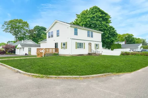 72 Peckham Ave, Islip, NY 11751