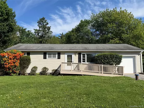 25 Gilbert Dr, Hyde Park, NY 12538