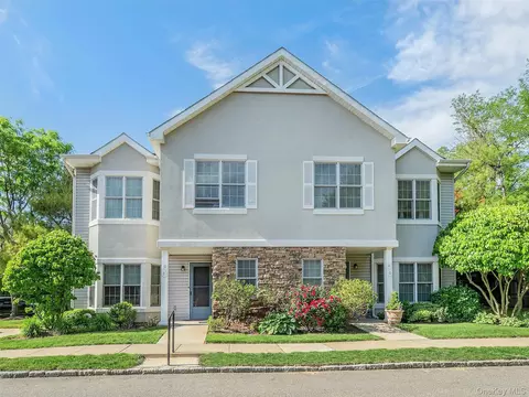 87 Pond View Dr, North Hempstead, NY 11050