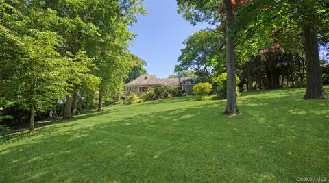 49 The Birches, North Hempstead, NY 11576