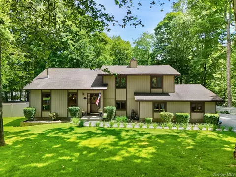 90 Timberlane Ct, Yorktown, NY 10598