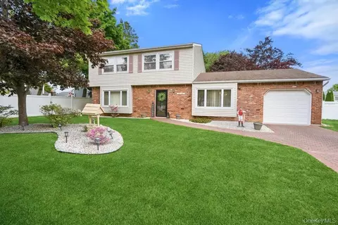 110 Tarpon Ave, Medford, NY 11763