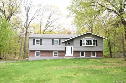 158 Sycamore Dr, New Windsor, NY 12553