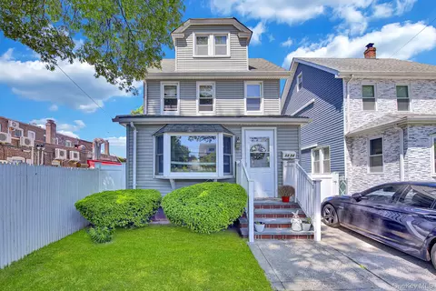 8854 Winchester Blvd, New York, NY 11427