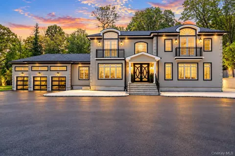 23 Woodbury Rd, Woodbury, NY 11797