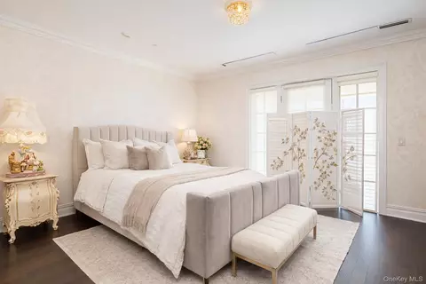 3000 Royal Ct #3201, North Hempstead, NY 11040