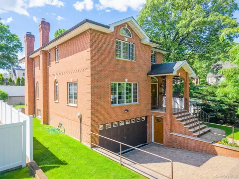 246-12 Cambria Ave, Douglaston, NY 11362