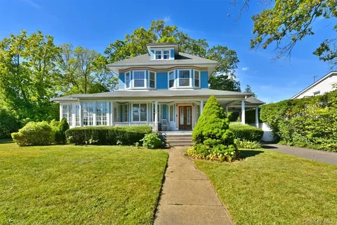 101 Wallace St, Freeport, NY 11520