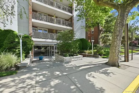 100 Brooklyn Ave #4V, Freeport, NY 11520