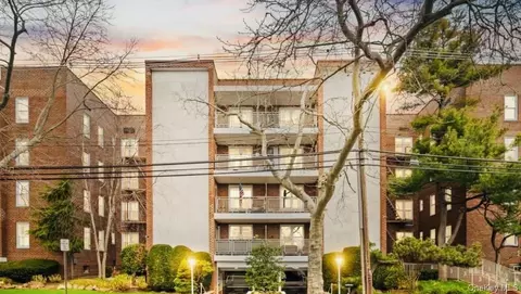 100 Brooklyn Ave #4V, Freeport, NY 11520