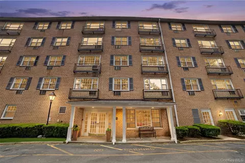 4 Consulate Dr #3C, Eastchester, NY 10707
