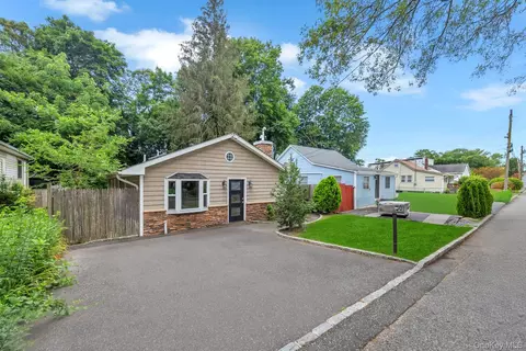 30 Harding Rd, Lake Ronkonkoma, NY 11779