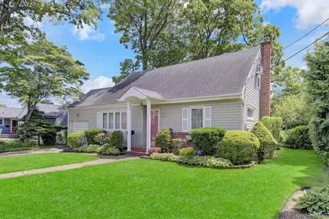 130 Abbey St, Massapequa Park, NY 11762