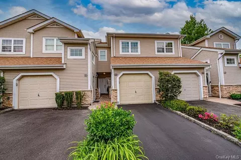 34 Carriage Ln, Plainview, NY 11803