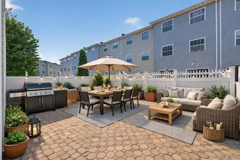 93 Admiral Ct, New York, NY 10473