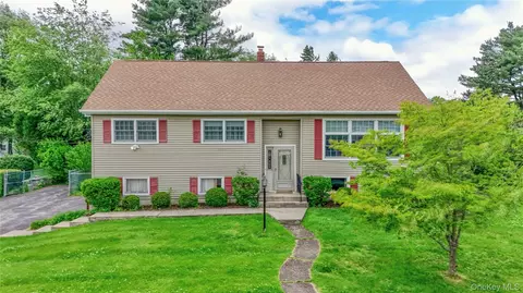 10 Ona Ln, New Windsor, NY 12553