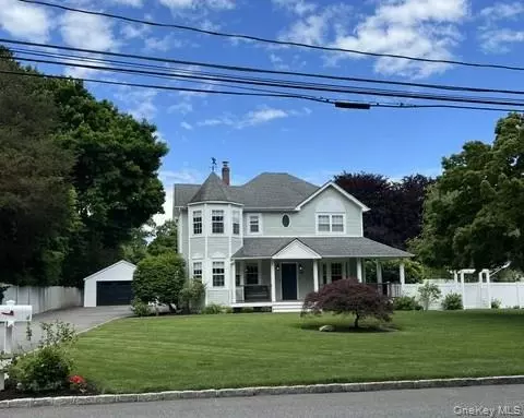 25 Sunny Rd, Saint James, NY 11780