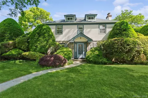 621 Oxford St, North Hempstead, NY 11590