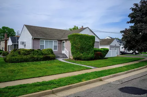 130 Boylston St, Hempstead, NY 11550
