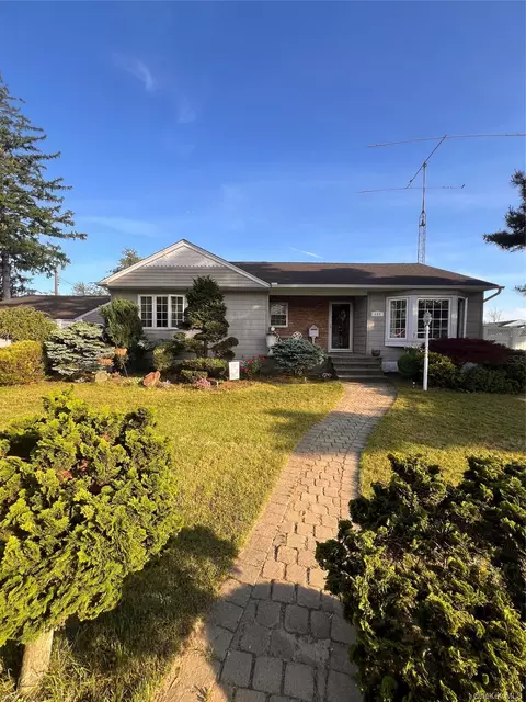 685 Seabury Ave, Franklin Square, NY 11010