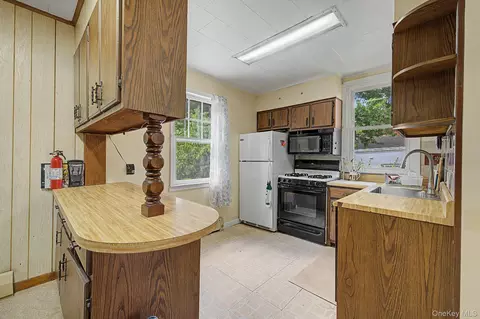 Kitchen - 121 Putnam Dr, Kent, NY 10512 photo 1 of 3