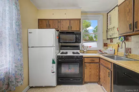 Kitchen - 121 Putnam Dr, Kent, NY 10512 photo 2 of 3