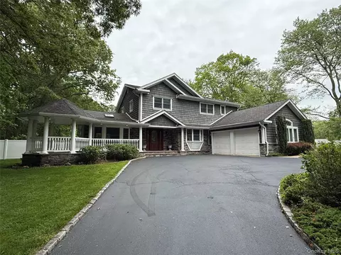 5 Blossom St, Dix Hills, NY 11746