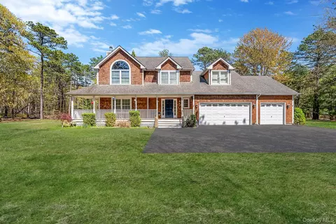41 N Cozine Rd, Manorville, NY 11949