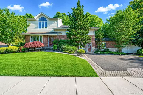 11 Lourae Dr, Massapequa Park, NY 11762