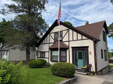 20 Hillside Ave, Huntington, NY 11743