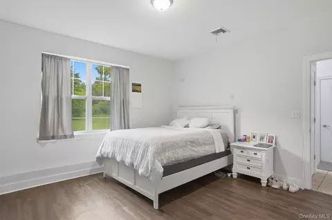 Bedroom - 201 Kingsview Hwy, Wallkill, NY 12589 photo 5 of 6