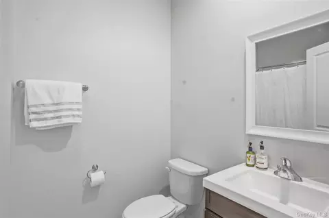 Bath - 201 Kingsview Hwy, Wallkill, NY 12589 photo 3 of 5