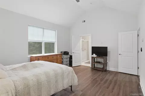 Bedroom - 201 Kingsview Hwy, Wallkill, NY 12589 photo 2 of 6